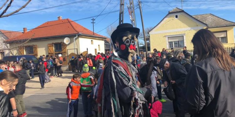 مراسم آیینی کوسه گلین در ایران و شباهت ها و تفاوت های آن با مراسم آیینی تیکوروزش در روستای موها در مجارستان