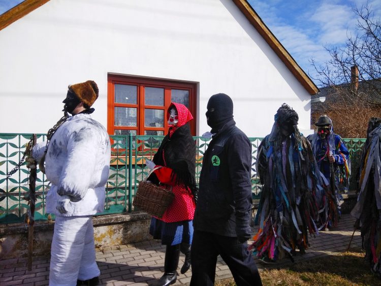 مراسم آیینی کوسه گلین  در ایران و شباهت ها و تفاوت های آن با مراسم آیینی تیکوروزش در روستای موها در مجارستان