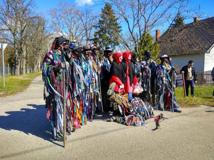 مراسم آیینی کوسه گلین  در ایران و شباهت ها و تفاوت های آن با مراسم آیینی تیکوروزش در روستای موها در مجارستان