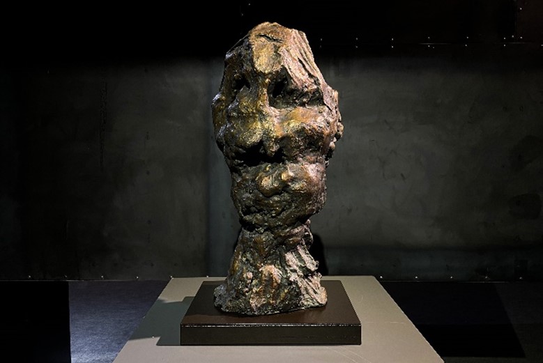 تصویرنهم-سردیس روی پایه از نمایشگاه " مروری بر آثار محمد فانوسکی"سال هزار و چهارصد